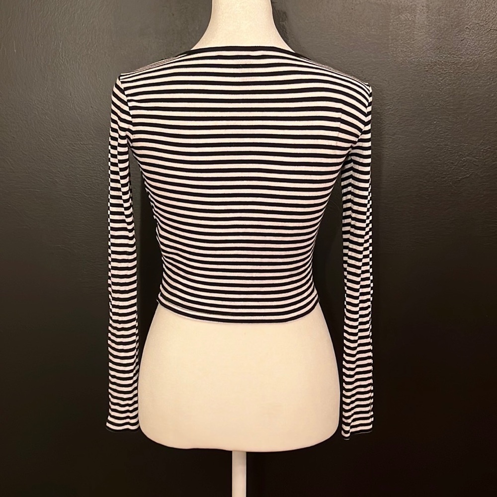 NWOT Forever 21 Black/ White crop - Picture 2 of 2